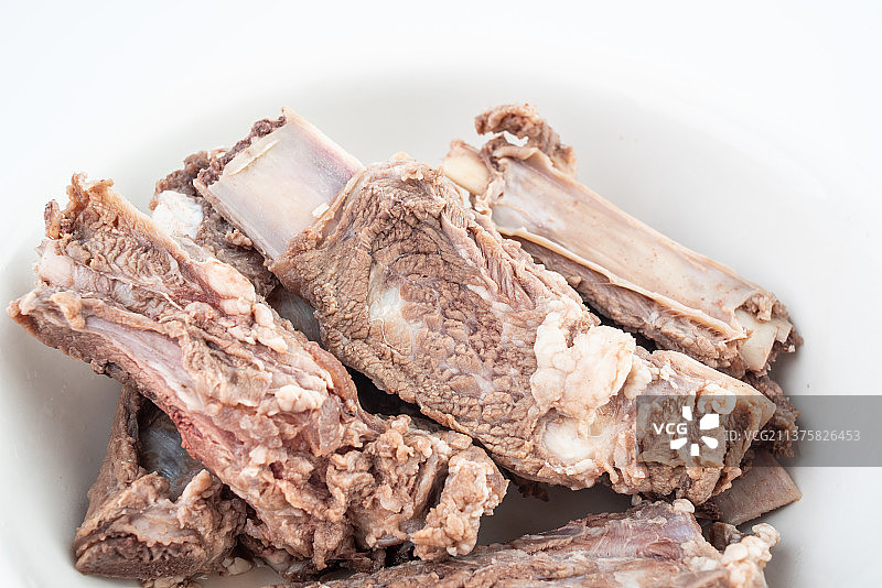 白背景上一碗焯水的牛排骨图片素材