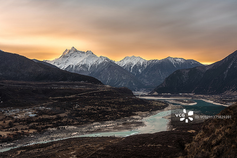 索松村多雄拉雪山雅鲁藏布江图片素材