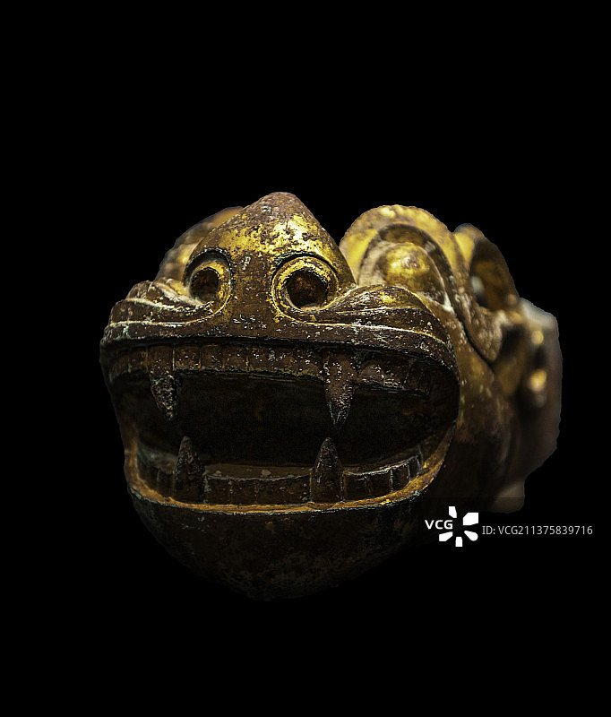 中国古代车辕装饰件，西汉，鎏金虎头铜辕饰图片素材