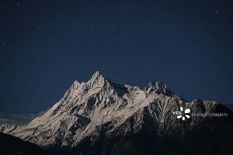 夜幕下白雪皑皑的群山景色图片素材