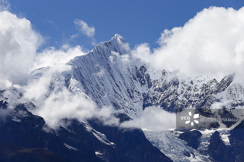 梅里雪山主峰卡瓦博格及其冰川图片素材