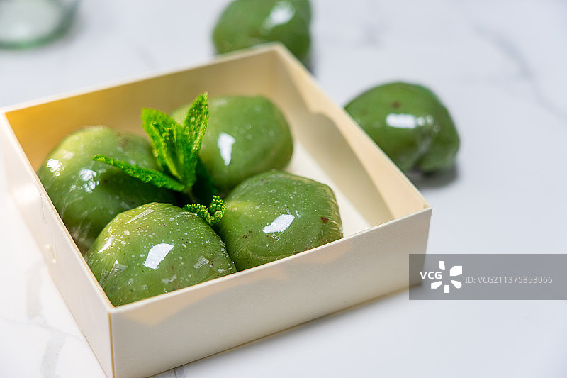 清明节特色传统小吃糕点，青团图片素材