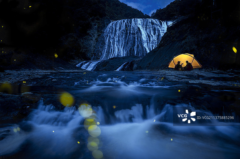 瀑布夜景帐篷野外露营九龙漈之夜乡村旅游图片素材