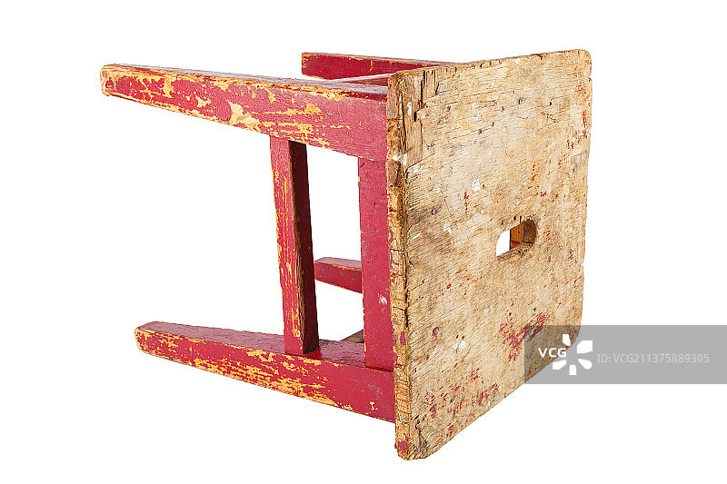 红色油漆剥落的旧木凳图片素材