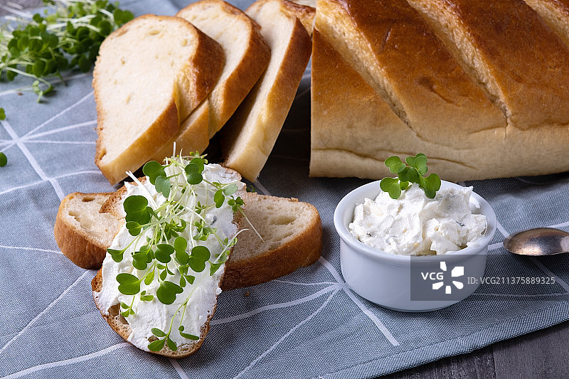 新鲜奶油奶酪和面包，餐桌上的食物高角度视图图片素材