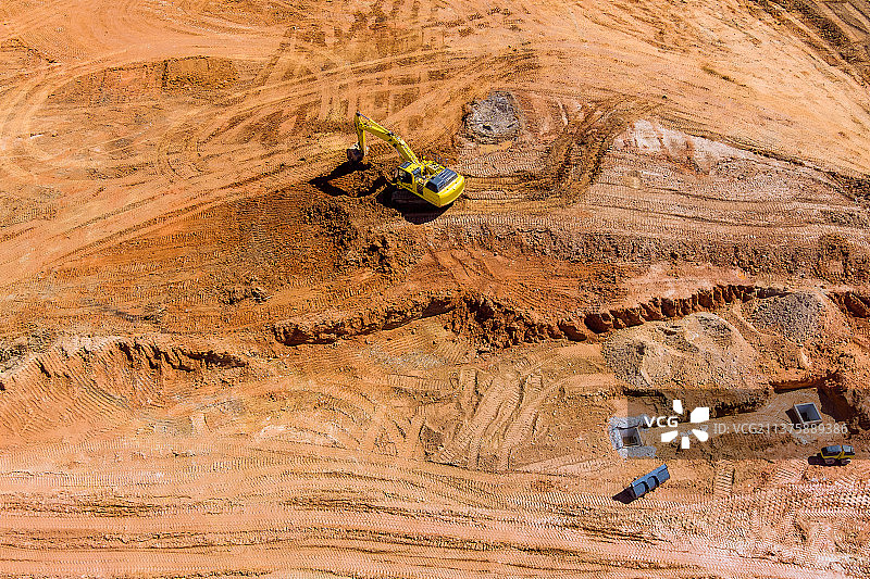 主水管和污水管道施工现场的挖掘机鸟瞰图图片素材