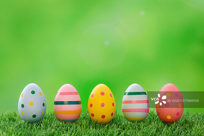 草地彩色复活节彩蛋特写贺卡图片素材