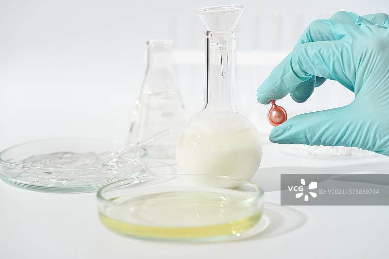 医学实验室人员测试胶囊化妆品图片素材