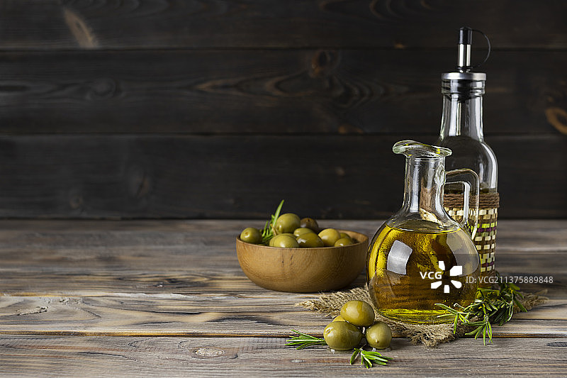 帆布餐巾上的清澈橄榄油罐图片素材