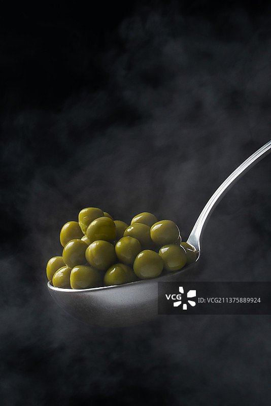黑色背景上的水煮青豆图片素材