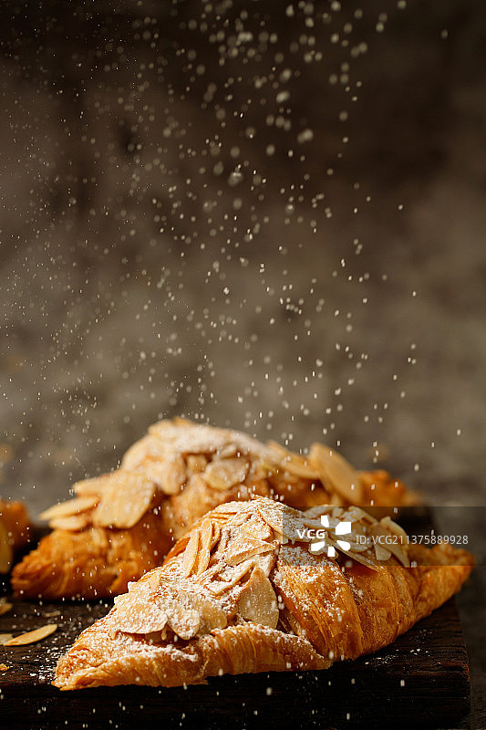新鲜出炉的杏仁羊角面包特写图片素材