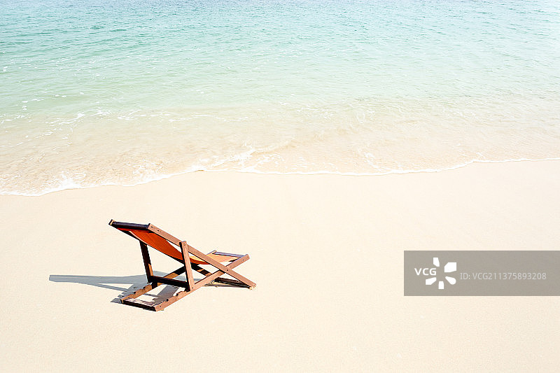 泰国白色沙滩上的空沙滩椅图片素材