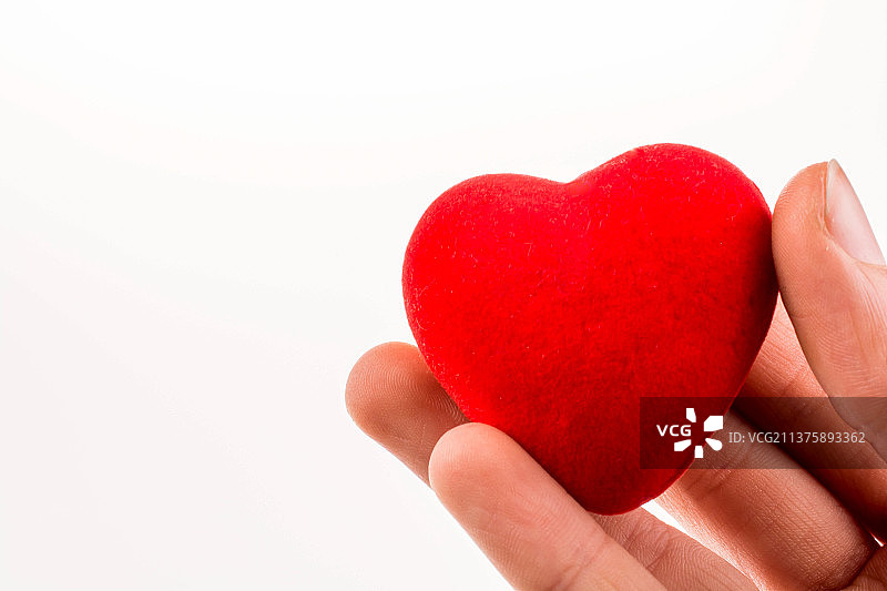 手中的小红色心形图片素材