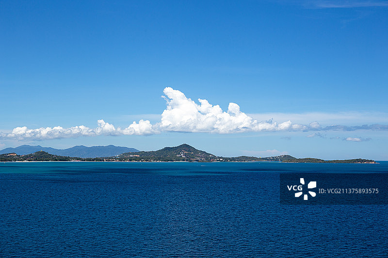 泰国蓝色海洋和白色云朵俯视图图片素材