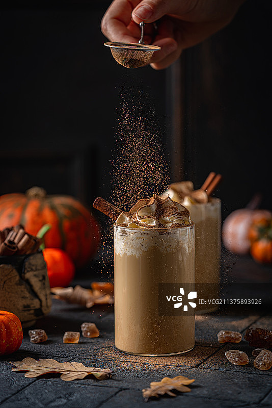 制作南瓜香料拿铁特写图片素材
