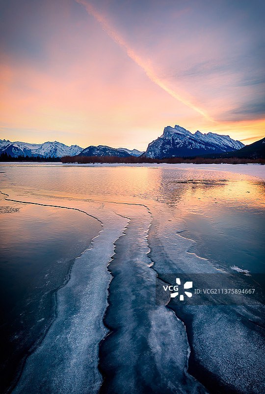加拿大朱砂湖日落时分的湖光山色图片素材