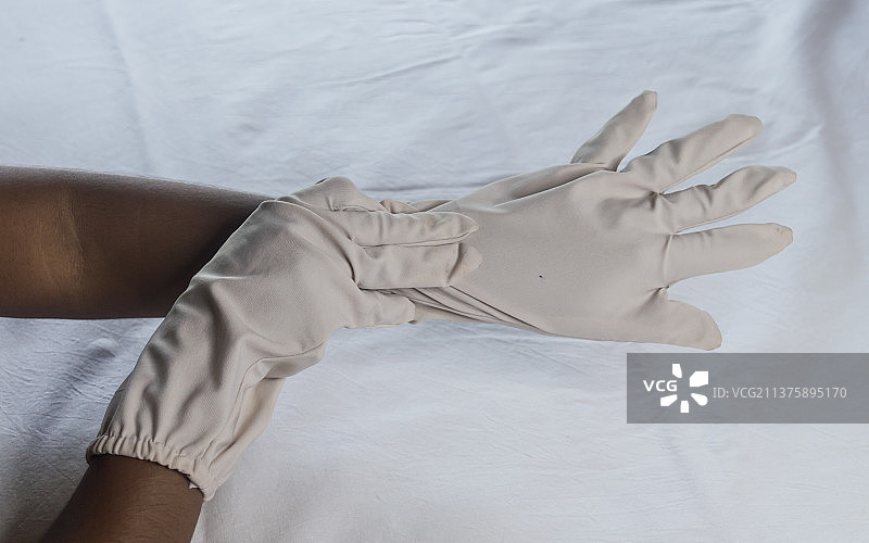 戴一次性手套的手（白色背景特写，加尔各答，西孟加拉邦，印度）图片素材