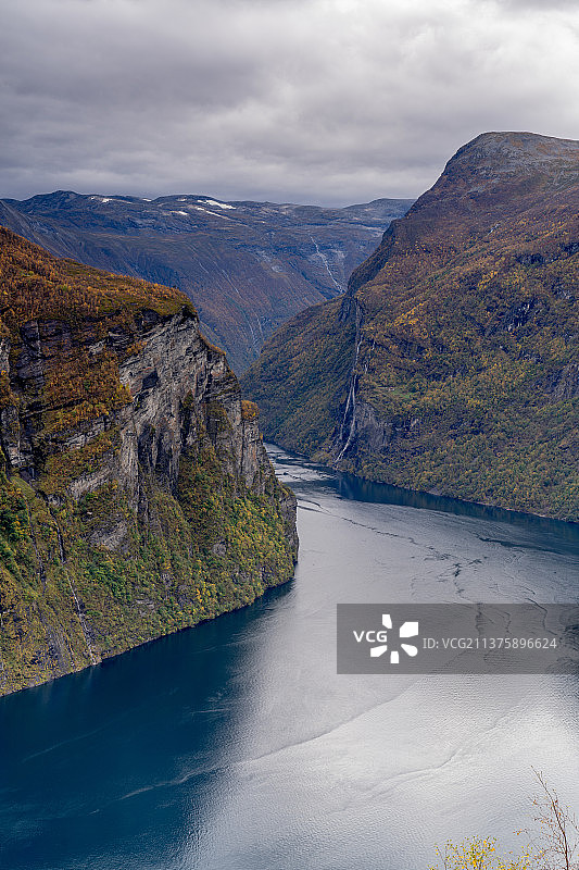 风景优美的河流在群山中与天空相对图片素材