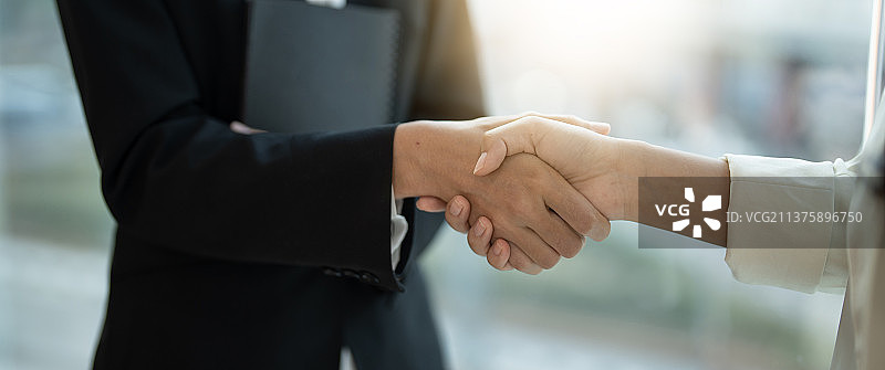 商务人士握手，会议结束特写图片素材