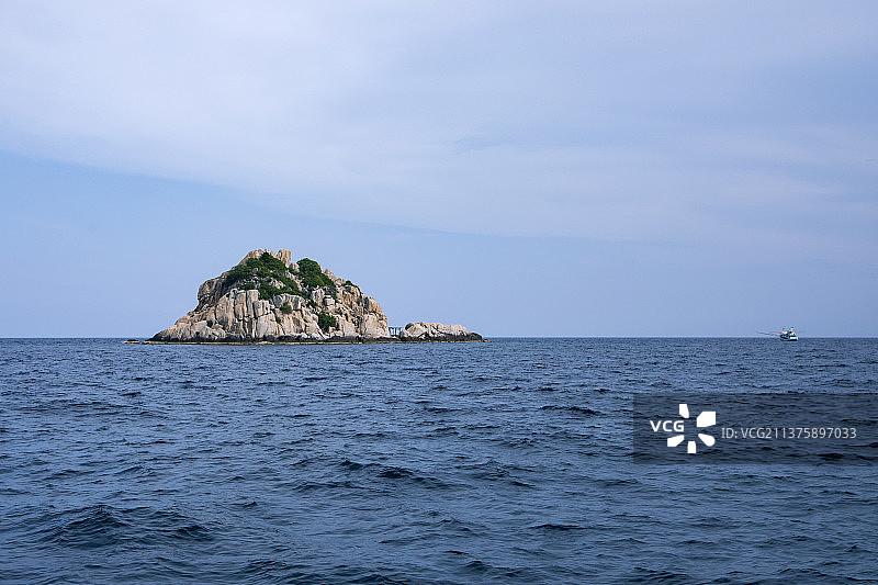 泰国海湾的岩石岛屿和深蓝色海洋图片素材
