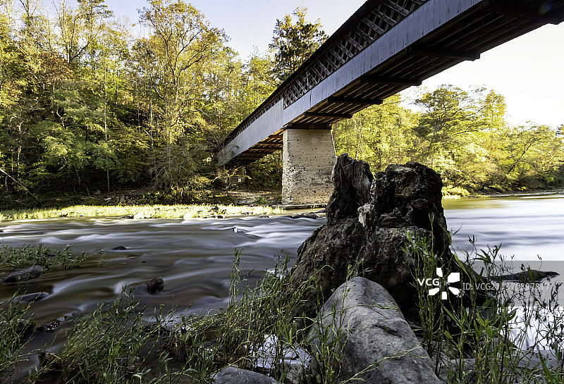 美国阿拉巴马州斯旺有盖桥长曝光图片素材