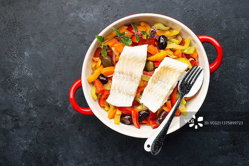 深色背景鳕鱼片图片素材