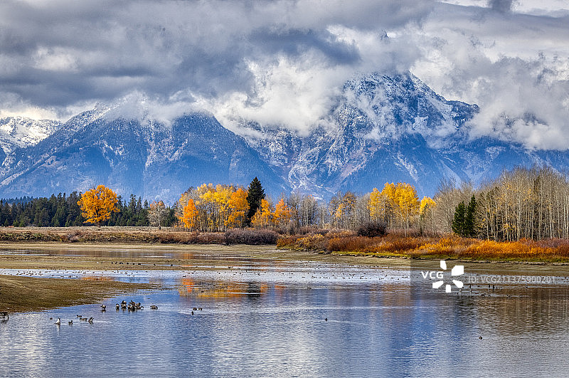 山脉和多云天空下的湖光山色美景图片素材