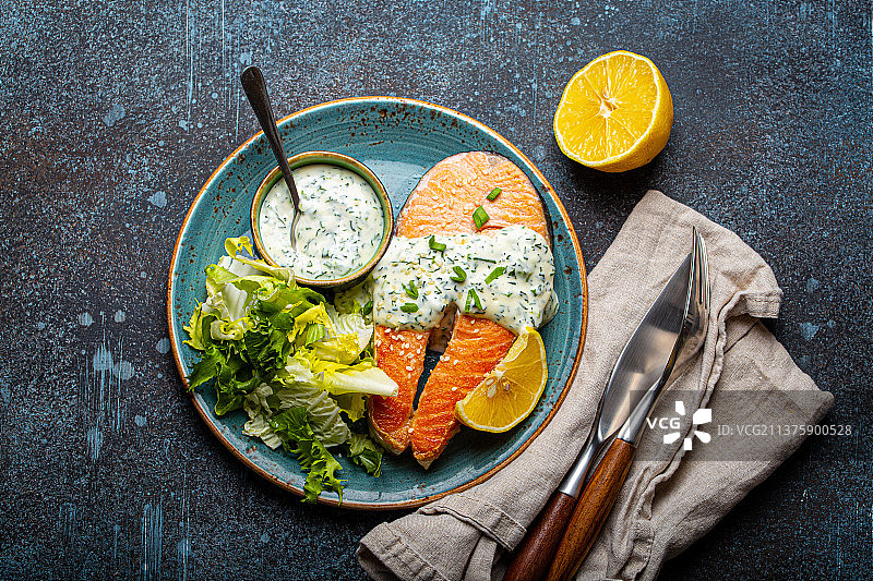 健康食品：烤三文鱼配莳萝酱图片素材