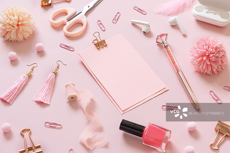 粉色背景上的纸张、夹子和粉色学习用品样机图片素材