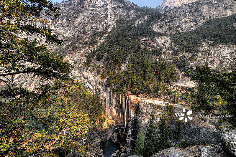 美国加州优胜美地国家公园弗纳尔瀑布图片素材