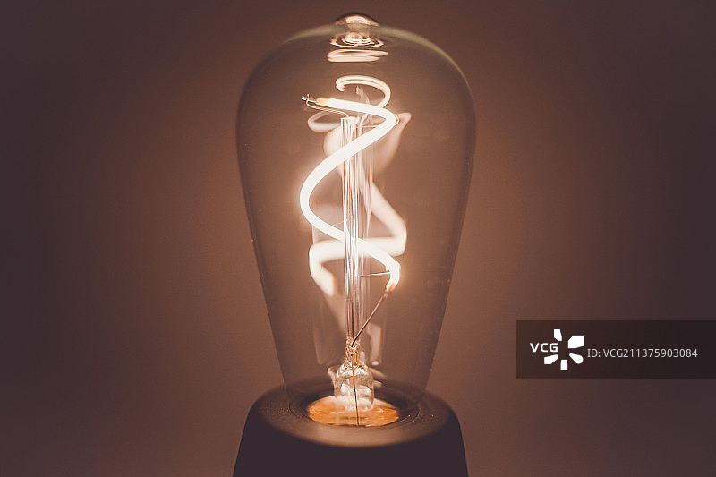 特色造型照明，墙壁上发光灯泡的特写图片素材