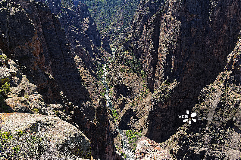 美国， Gunnison河的游荡风光，岩石山脉全景，狭窄的视野图片素材
