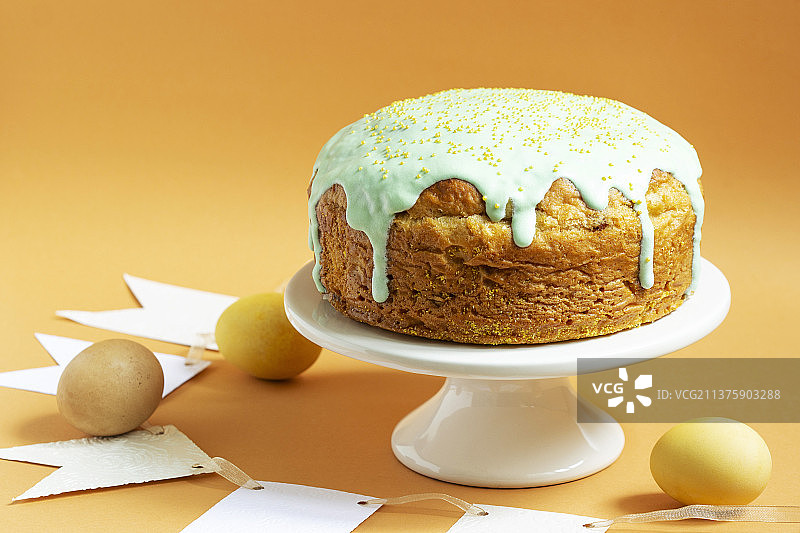 糖霜复活节蛋糕和彩蛋图片素材