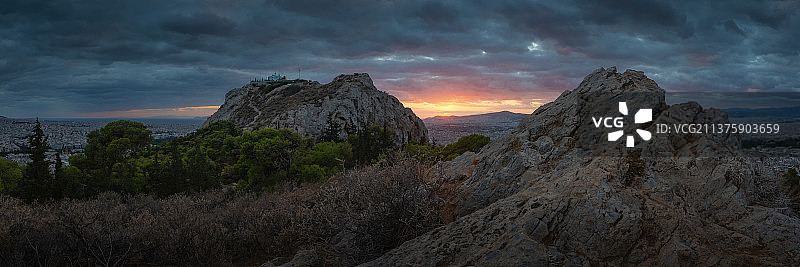 希腊雅典：岩石山脉全景图片素材