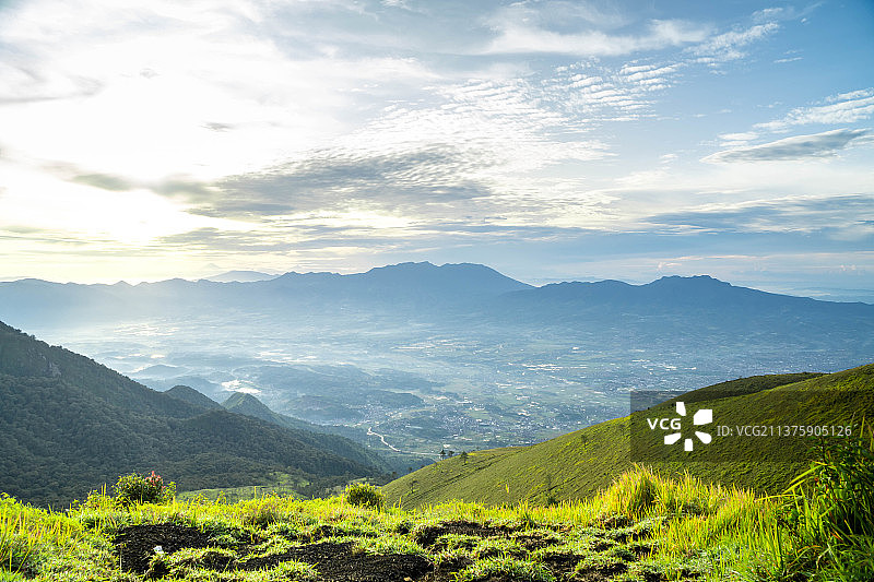 印度尼西亚山脉与广阔的绿色草地图片素材