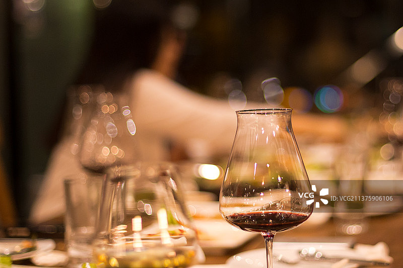 泰国低光环境下高ISO拍摄的红酒杯图片素材