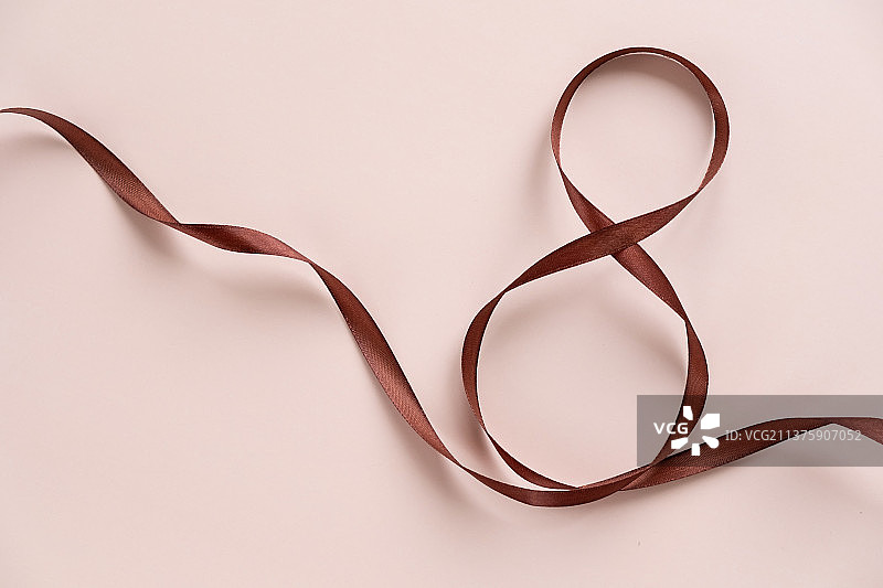 八字形棕色丝带图片素材