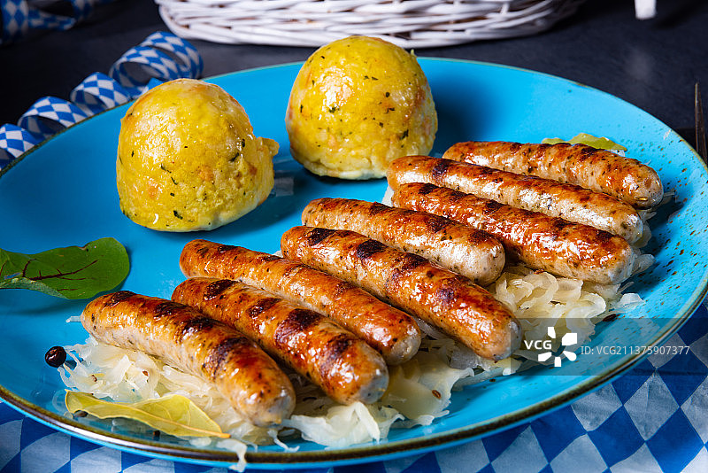 图林根烤香肠配酸菜和饺子图片素材