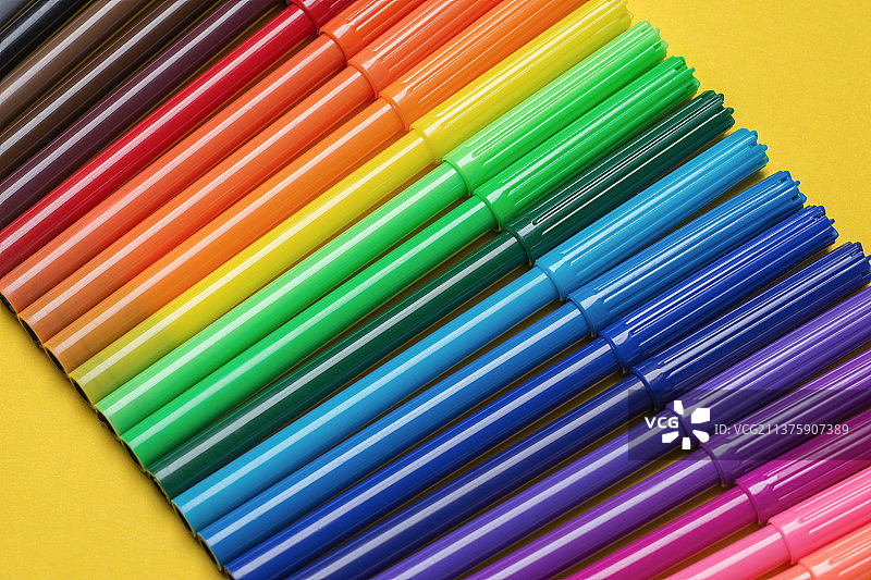 彩色涂鸦笔，桌上彩色毡尖笔高角度视图图片素材