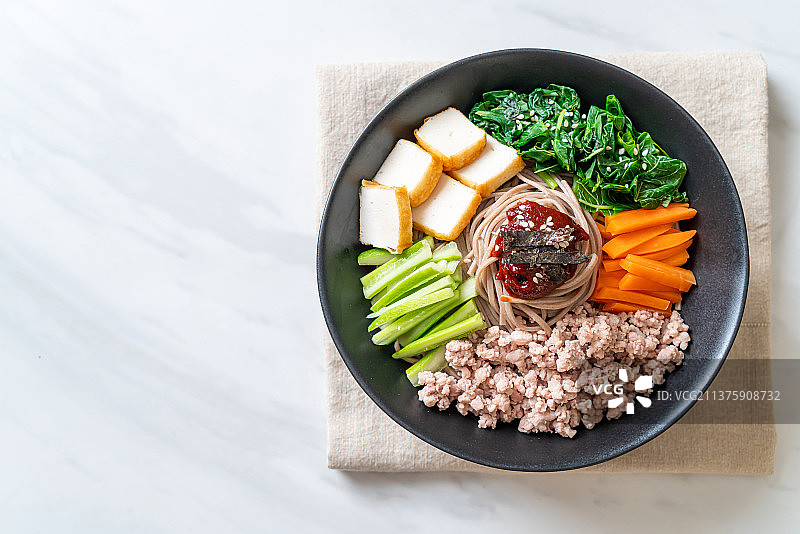 韩式辣味冷面，餐盘食物的俯视图图片素材