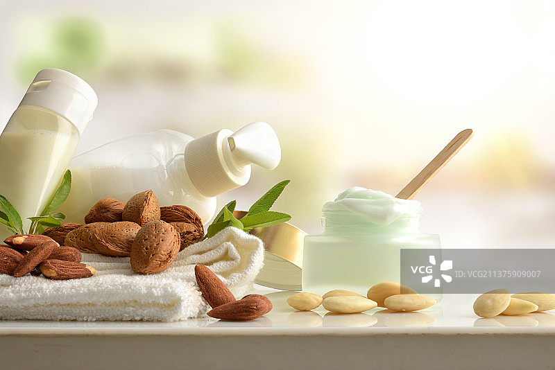 浴室内的杏仁提取物沐浴和化妆品图片素材