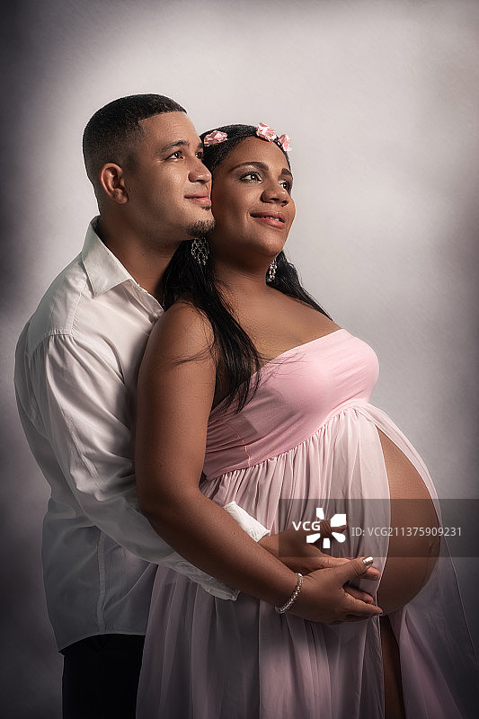 孕妇与丈夫的侧面合影，古巴圣克拉拉图片素材