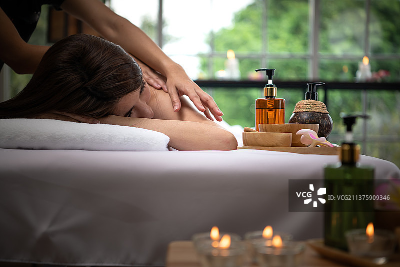 在水疗中心享受按摩，放松身心图片素材