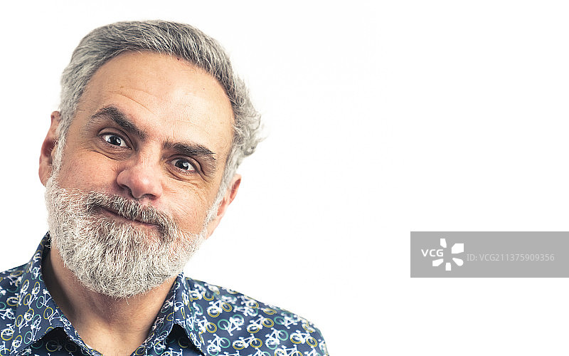 对着镜头扮鬼脸的灰发中年白人男人图片素材