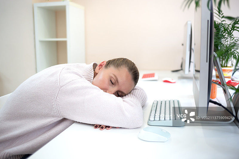 年轻女子在办公室工作场所感到悲伤图片素材