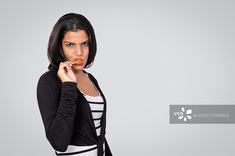 拿着糖果的年轻女孩，在古巴圣克拉拉的肖像照图片素材