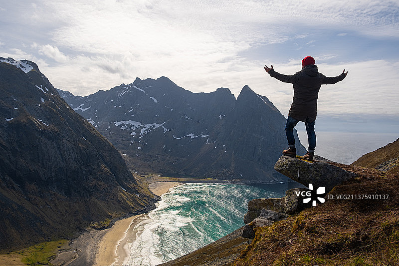 背包徒步者欣赏日落风景图片素材