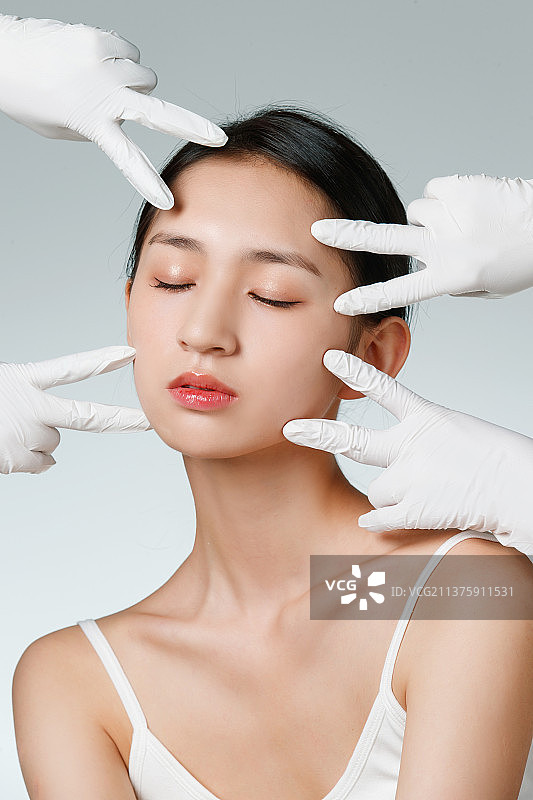 准备做整形手术的青年女人图片素材