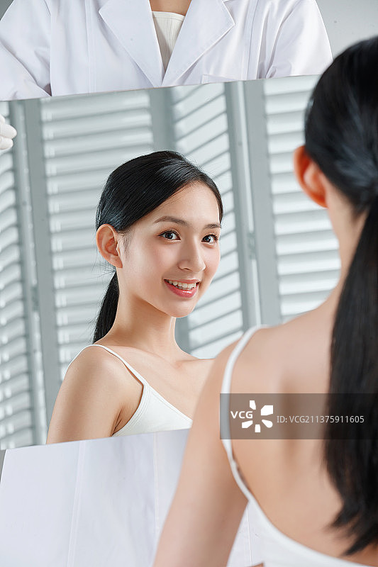 漂亮女人照镜子图片素材