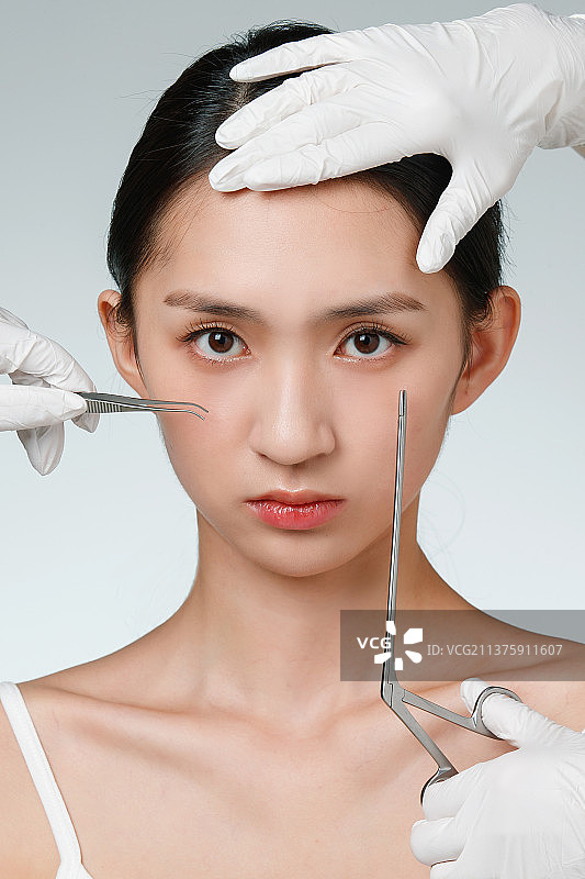 青年女人做整形手术图片素材